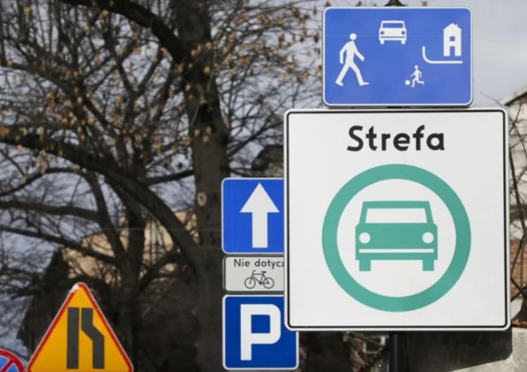 Francja wycofuje się ze stref czystego transportu, Polska w nie brnie