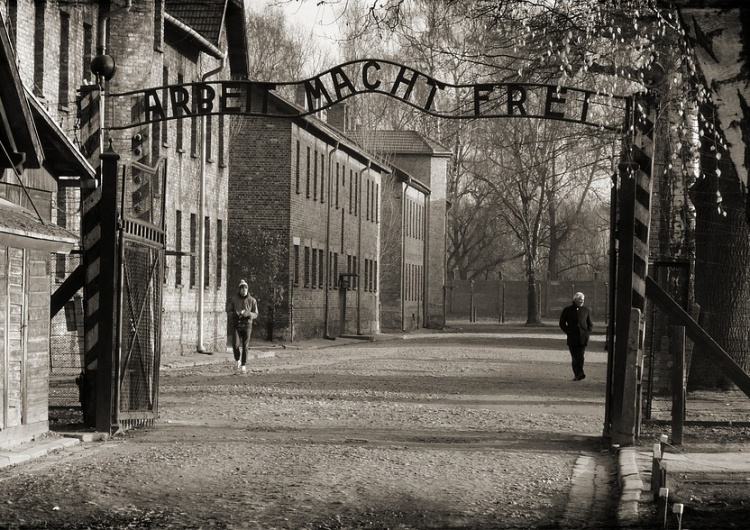 Skandal w Auschwitz. Młodzi Niemcy pokazali "gest białej siły"