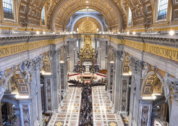 Ceremonia papieskiego pogrzebu przed i po zmianach dokonanych przez Jana Pawła II