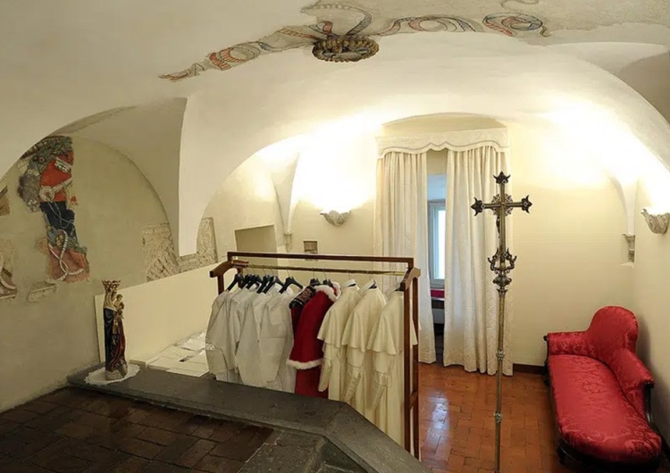 Przejście przez „Pokój Łez”, czyli kilka minut, by stać się papieżem