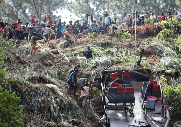 Autobus spadł z klifu. Tragiczny wypadek na Sri Lance