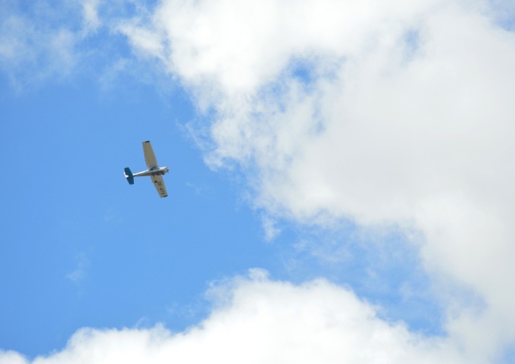 Awionetka rozbiła się na polu. Na pokładzie były dwie osoby