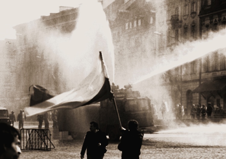 42 lata temu zniesiono w Polsce stan wojenny