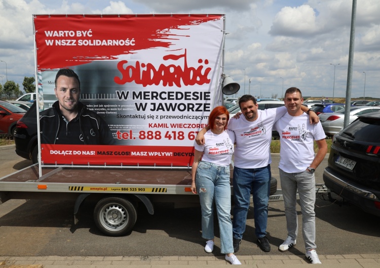 Akcja informacyjna "S" przed siedzibą Mercedes-Benz Manufacturing Poland w Jaworze. Ochrona firmy wezwała policję