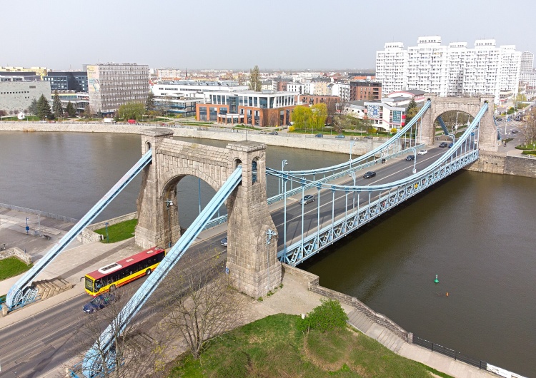 Na poręczach wrocławskiego mostu pojawiły się orły z tarczami. Za czasów III Rzeszy były na nich swastyki