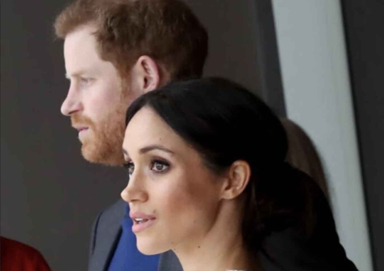 Burza w Pałacu Buckingham. Książę Harry wyraźnie zakłopotany