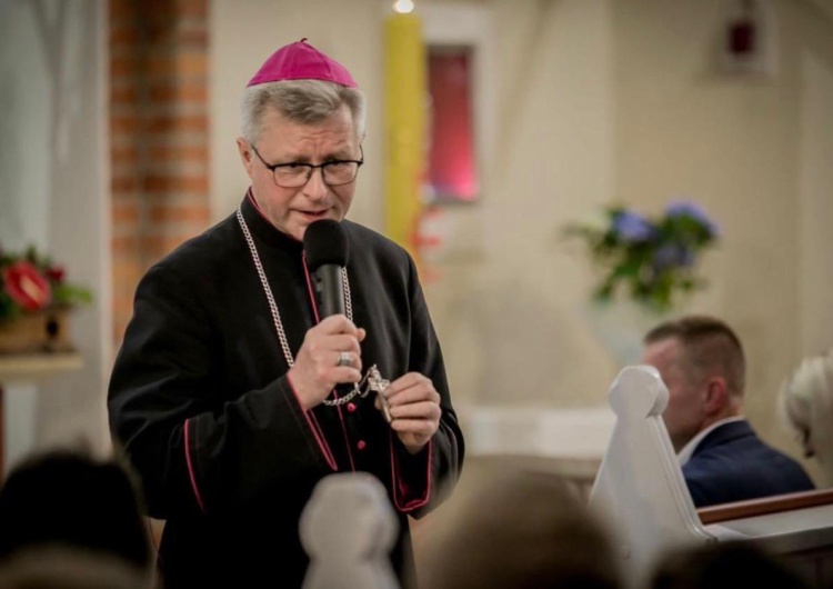 Bp Okroj o istocie życia konsekrowanego: Wzięło się z fascynacji Jezusem