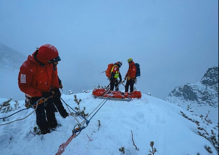 Spadła kilkaset metrów spod szczytu Rysów i przeżyła. Ratownik TOPR: To cud