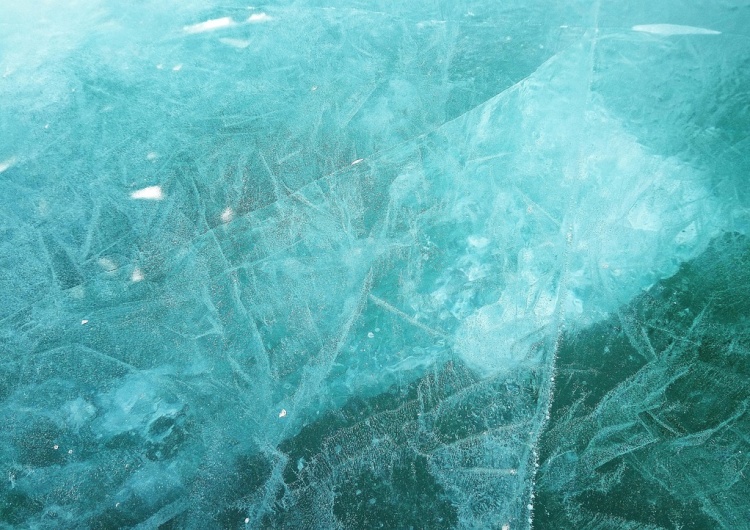 To od lat niespotykane zjawisko. Zamarzło najgłębsze jezioro w Polsce